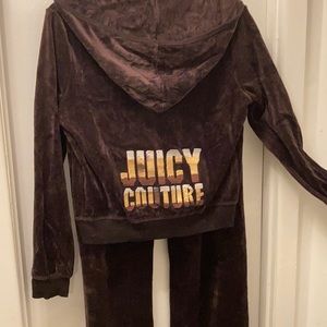 A sweatsuit 🤩 vintage 💙